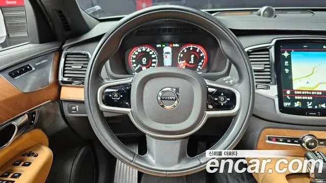 Volvo XC90 2019 — ფოტო 18/20