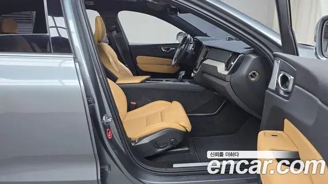 Volvo XC60 2020 — Photo 9/20