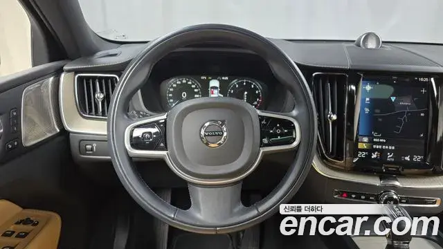 Volvo XC60 2020 — Photo 13/20
