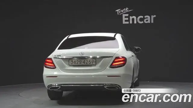 Mercedes-Benz E-Class 2020 — Photo 19/20