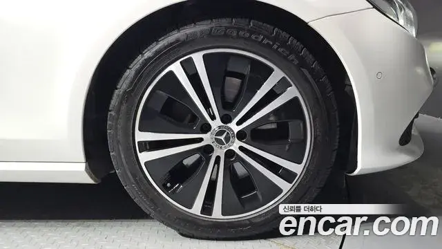 Mercedes-Benz E-Class 2020 — Photo 11/20