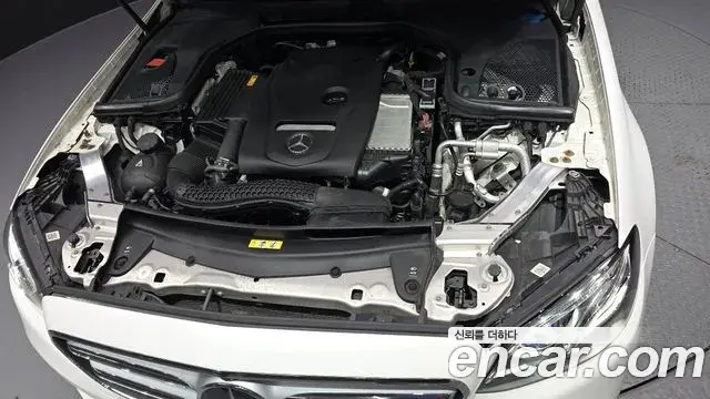 Mercedes-Benz E-Class 2020 — Photo 12/20
