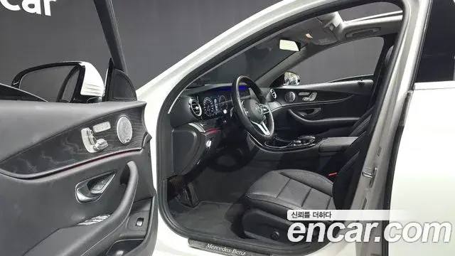 Mercedes-Benz E-Class 2020 — Photo 8/20