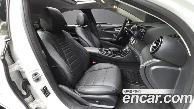 Mercedes-Benz E-Class 2020 — Photo 13/20