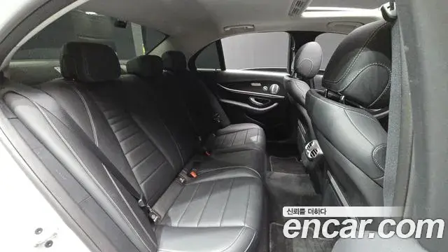 Mercedes-Benz E-Class 2020 — Photo 17/20