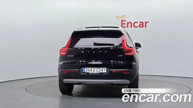 Volvo XC40 2021 — ფოტო 1/20