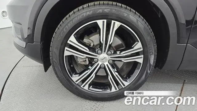 Volvo XC40 2021 — ფოტო 6/20