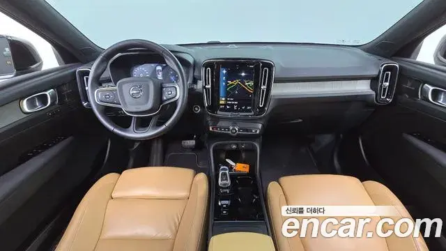Volvo XC40 2021 — ფოტო 13/20
