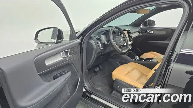 Volvo XC40 2021 — ფოტო 10/20