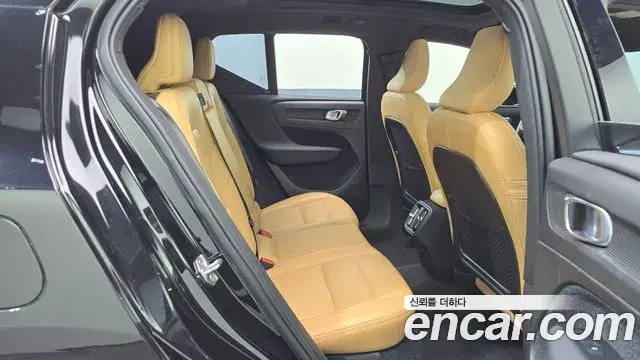 Volvo XC40 2021 — ფოტო 8/20