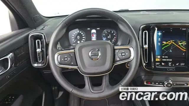 Volvo XC40 2021 — ფოტო 14/20