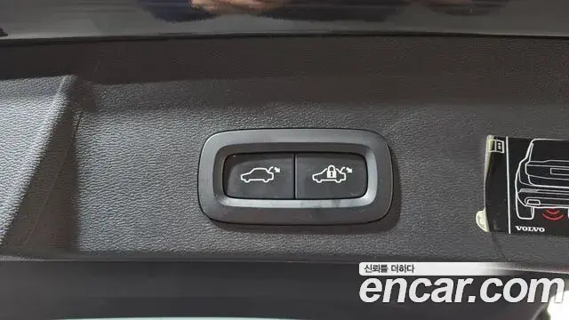 Volvo XC40 2021 — ფოტო 17/20