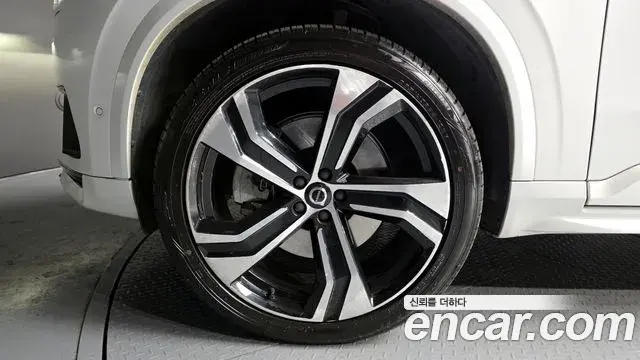 Volvo XC90 2020 — ფოტო 15/20