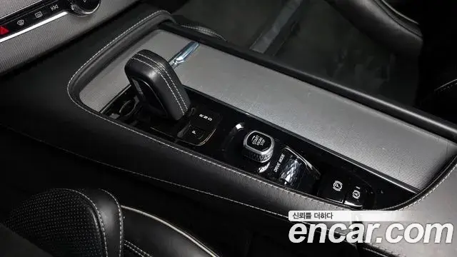 Volvo XC90 2020 — ფოტო 16/20
