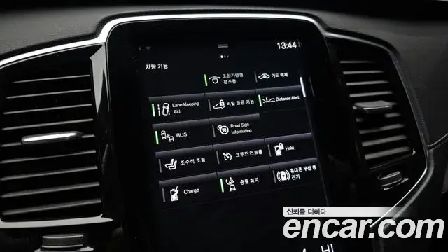 Volvo XC90 2020 — ფოტო 8/20