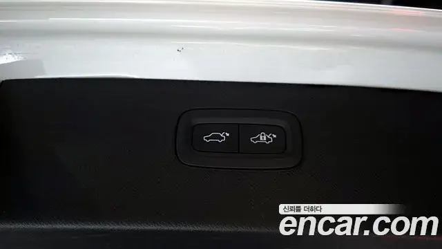 Volvo XC90 2020 — ფოტო 17/20