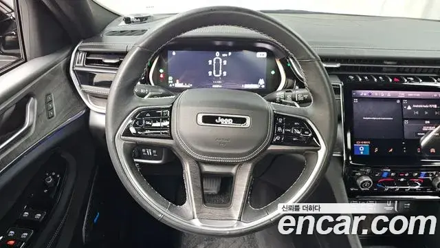 Jeep Grand Cherokee 2022 — ფოტო 17/20
