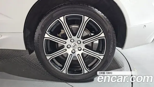 Volvo XC60 2019 — ფოტო 7/20