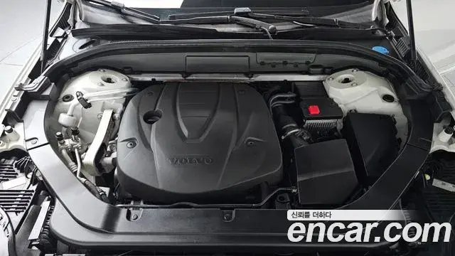 Volvo XC60 2019 — ფოტო 10/20