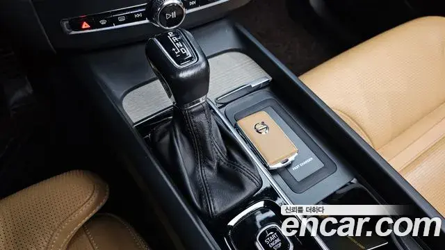 Volvo XC60 2019 — ფოტო 6/20