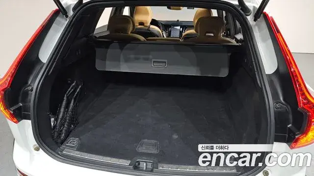 Volvo XC60 2019 — ფოტო 4/20
