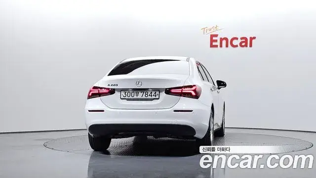 Mercedes-Benz A-Class 2020 — ფოტო 19/20