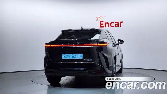 Lexus RZ450e 2023 — ფოტო 2/20