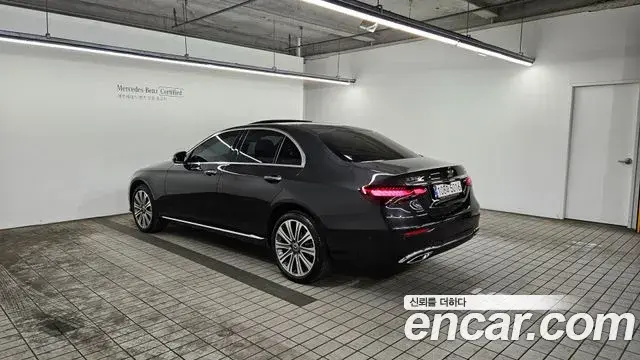 Mercedes-Benz E-Class 2023 — Şəkil 18/20