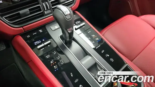 Porsche Macan 2023 — Photo 1/20