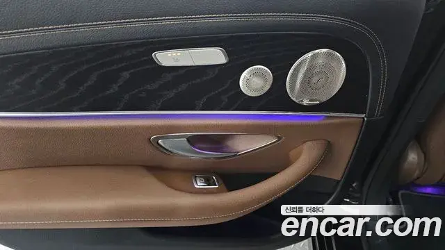Mercedes-Benz E-Class 2021 — ფოტო 17/20