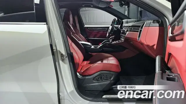 Porsche Cayenne 2022 — ფოტო 7/20