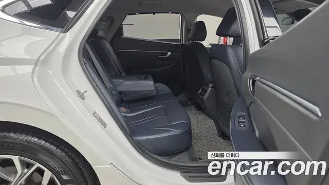Hyundai Sonata Hybrid 2023 — Photo 18/20