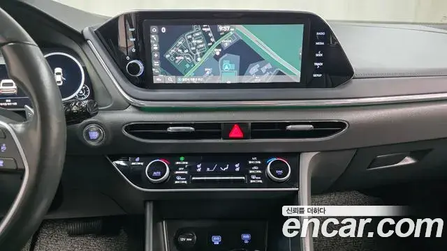Hyundai Sonata Hybrid 2023 — Photo 15/20