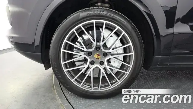 Porsche Cayenne 2021 — ფოტო 8/20