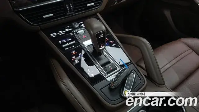 Porsche Cayenne 2021 — ფოტო 15/20