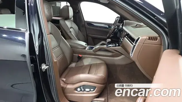 Porsche Cayenne 2021 — ფოტო 14/20