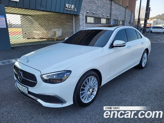 Mercedes-Benz E-Class 2022 — Photo 10/20