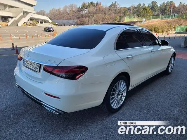 Mercedes-Benz E-Class 2022 — Photo 12/20