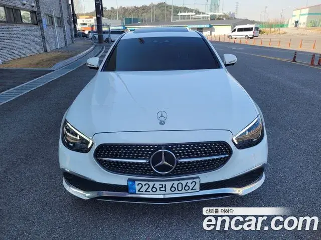 Mercedes-Benz E-Class 2022 — Photo 6/20