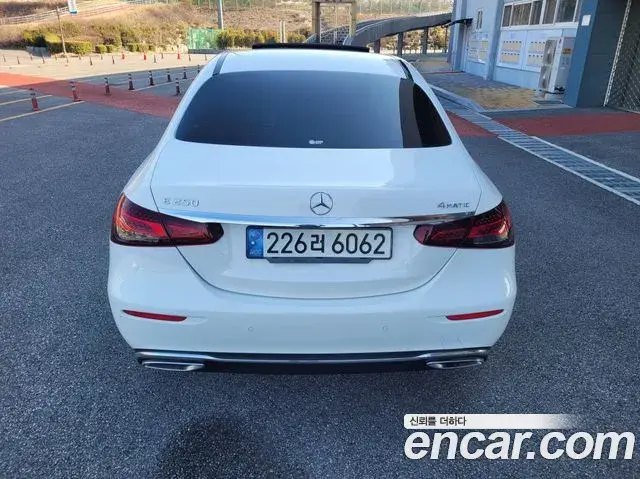 Mercedes-Benz E-Class 2022 — Photo 13/20
