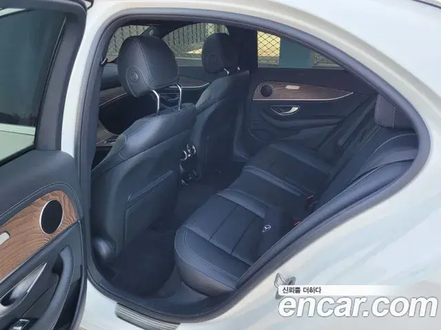 Mercedes-Benz E-Class 2022 — Photo 15/20