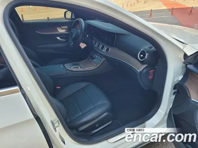 Mercedes-Benz E-Class 2022 — Photo 17/20