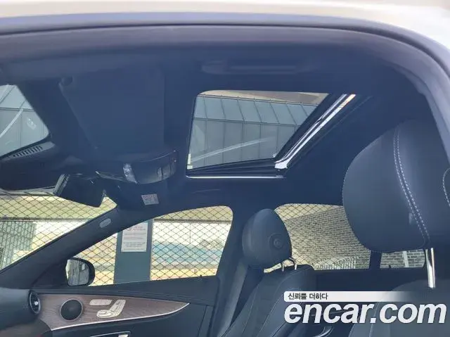 Mercedes-Benz E-Class 2022 — Photo 11/20