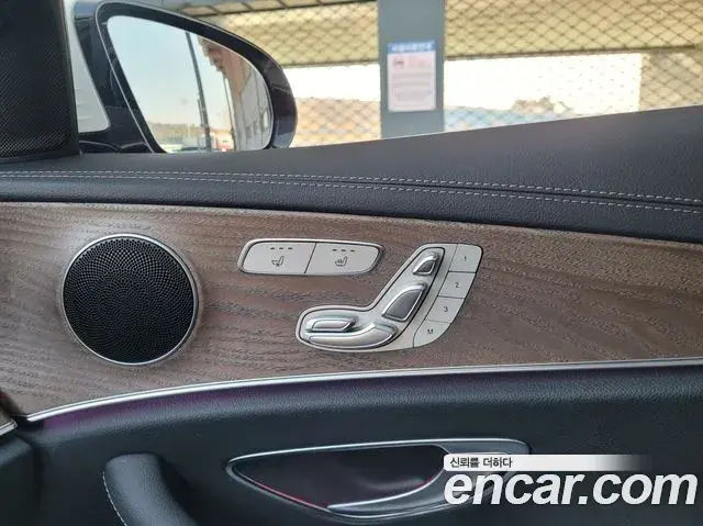 Mercedes-Benz E-Class 2022 — Photo 19/20