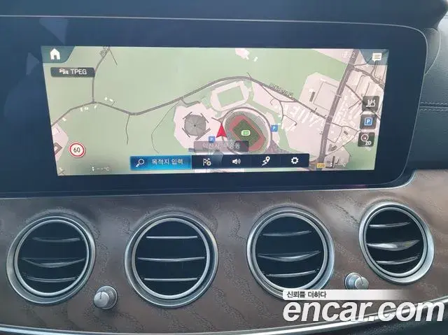 Mercedes-Benz E-Class 2022 — Photo 14/20