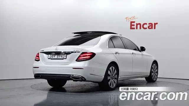 Mercedes-Benz E-Class 2018 — Photo 11/20