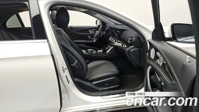 Mercedes-Benz E-Class 2018 — Photo 12/20