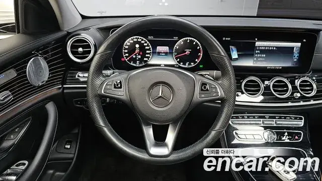 Mercedes-Benz E-Class 2018 — Photo 1/20
