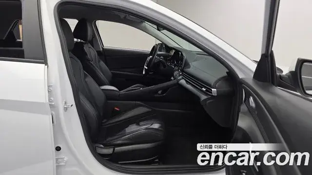 Hyundai The New Avante Hybrid 2022 — Photo 7/20