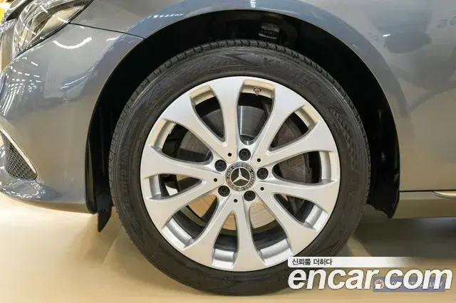 Mercedes-Benz E-Class 2019 — Photo 11/20